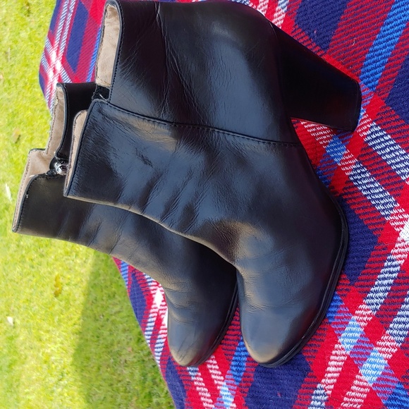 Adrienne Vittadini Black Leather Heel Ankle Boots in size 9 - Picture 12 of 13